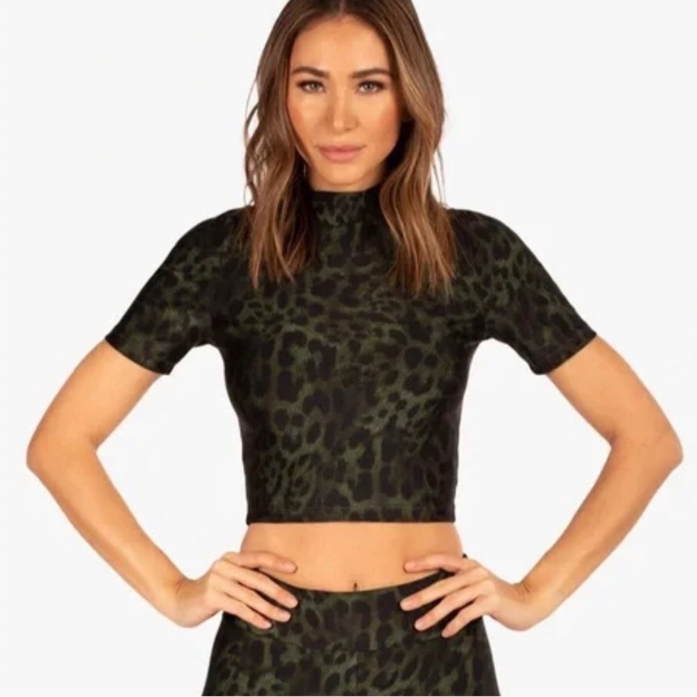 KORAL STELLA INFINITY Short Sleeve Crop Top Size Medium in Juniper Cheetara